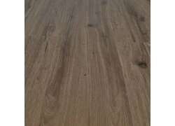 Grauer Vinylboden in Holzoptik mit natürlicher Maserung und Astlöchern.