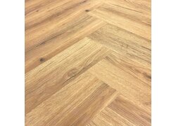 Heller Vinylboden in Fischgrätmuster mit natürlicher Holzmaserung und Astknoten.