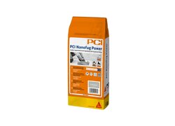 Freigestellte Produktaufnahme eines 4-kg-Sacks PCI Nanofug Power im Farbton 317 Zementgrau vor weißem Hintergrund. Das Produkt ist als flexibler Fugenmörtel für keramische Beläge ausgewiesen.