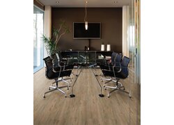 Moderner Konferenzraum, verlegter Designboden "floors@work" in dunkler Holzoptik.