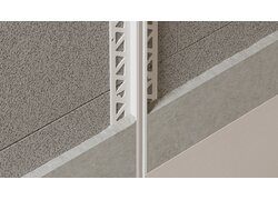 Wand mit Kunststoff weißen Fügenprofilen