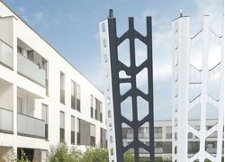 Kunststoffprofil und Kantenprofil mit Gebäude dahinter