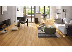 Das Bild zeigt ein modernes Wohnzimmer mit einem hellen Vinyl-Designboden mit HDF-Trägerplatte des Modells "Selected", der durch seine naturgetreue Holzoptik und die harmonische Integration in das Raumdesign besticht.