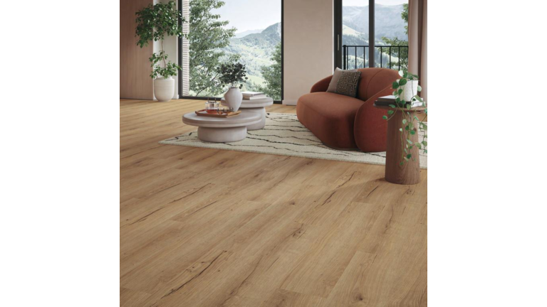 Das Bild zeigt ein stilvolles Wohnzimmer mit einem Vinyl-Designboden mit HDF-Trägerplatte des Modells "Basic 30" , der durch eine warme Holzoptik mit natürlichen Maserungen besticht.