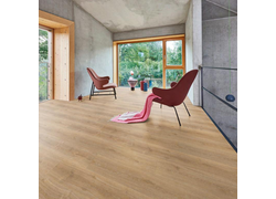 Der Designboden Vinyl zum Verkleben (Dryback) "Basic 2.0" zeigt eine naturgetreue Holzoptik mit warmen Brauntönen und feinen Maserungen.