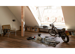 Raumszene, Motorrad, Bodenbelag, Laminat