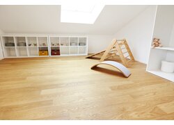 Giga XXL Eiche Heller Flur mit Eichenparkett und Türen.