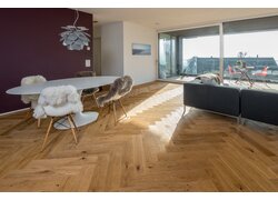 XXL Long Eiche Rustikal Modernes Esszimmer mit Fischgrätparkett und Panoramafenster.