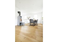 Tera XXL Eiche Rustikal-Astig Helles Esszimmer mit Eichenparkett und Kaminofen.