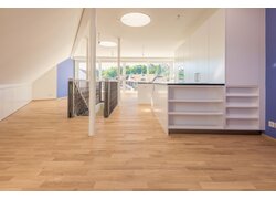 Helle Dachwohnung mit Eichenparkett und Einbauküche.