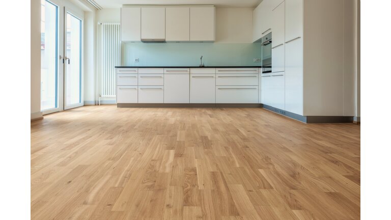 Zweischichtfertigparkett, Trägermaterial High Density Fiberboard (HDF) Hauptbild Moderne Küche mit hellem Eichenparkettboden.