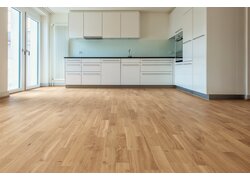 Zweischichtfertigparkett, Trägermaterial High Density Fiberboard (HDF) Hauptbild Moderne Küche mit hellem Eichenparkettboden.