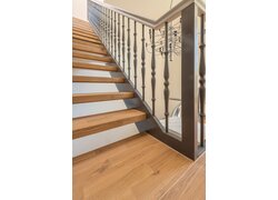 Eiche Rustikal PURE Treppe mit Eichenstufen und grauem Geländer.