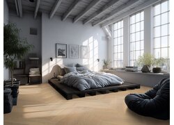 Helles Schlafzimmer mit großem Fenster und Holzfußboden.
