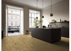 3-Schicht - Fertigparkett Parat Hauptbild Moderne Küche mit Insel und Parkettboden.