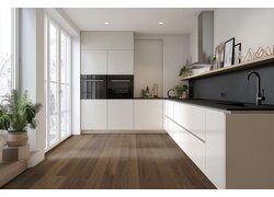 Moderne Küche mit weißen Fronten und dunklem Parkett.
