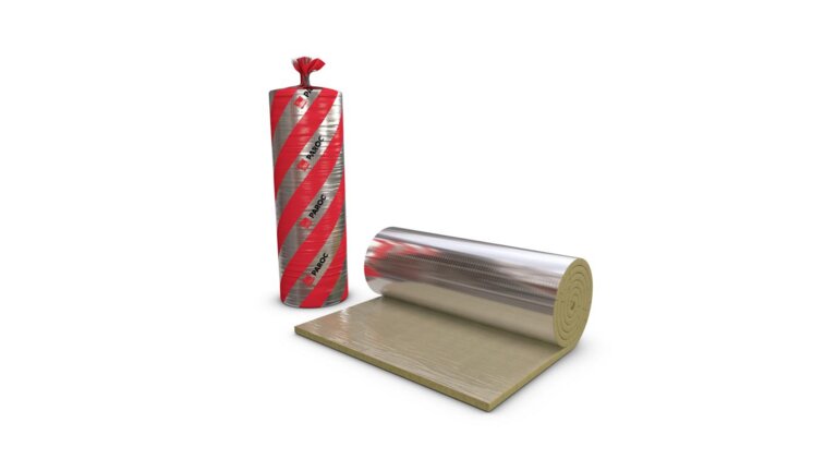 Aus Steinwolle bestehende selbstklebende Lamellenmatte, kaschiert mit einer Aluminiumfolie. Eine verpackte Rolle, eine Rolle liegend leicht ausgerollt.