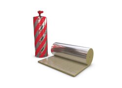 Aus Steinwolle bestehende selbstklebende Lamellenmatte, kaschiert mit einer Aluminiumfolie. Eine verpackte Rolle, eine Rolle liegend leicht ausgerollt.