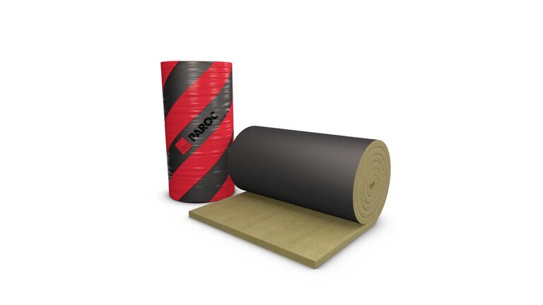 Aus Steinwolle bestehende Lamellenmatte, kaschiert mit einer Aluminiumfolie in schwarzer Optik. Eine verpackte Rolle und eine Rolle liegend, leicht ausgerollt.