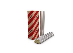 Aus Steinwolle bestehende Rohrschale, kaschiert mit einer Aluminiumfolie. Fünf liegende, gestapelte Rollen, drei stehende Rollen und ein Karton. 