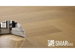 Der SMARtec Designboden im Fischgrätmuster verbindet die klassische Eleganz von Parkett mit den Vorteilen eines modernen Bodenbelags. Die helle Eichenoptik und die authentische Holzstruktur schaffen ein freundliches und hochwertiges Ambiente in Wohn- und Küchenbereichen.