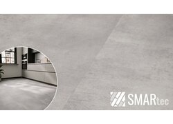 Der SMARtec Designboden in heller Betonoptik verleiht Innenräumen eine moderne und reduzierte Ästhetik. Die großformatige Fliesenoptik schafft ein großzügiges Raumgefühl und harmoniert besonders mit zeitgemäßen Wohn- und Küchenkonzepten.