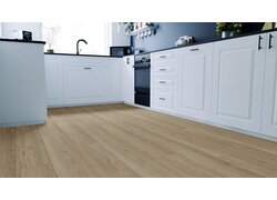 SKAVA Klebevinyl - Unique SKAVA Klebevinyl Unique in heller Holzoptik und als Boden in einer weißen Küche in  modernem Landhausstil