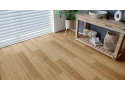 SKAVA Rigid Klick Vinyl Unique SKAVA Rigid Klick Vinyl Unique Boden in Holzoptik. Auf diesem stehen ein Schränkchen sowie ein Hocker mit Pflanze darauf. Durch eine geschlossen Jalousie scheint Licht