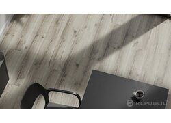 Grauer Holzfußboden, moderner Arbeitsplatz, Schreibtisch, Stuhl, Tasse
