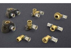 Weiße MDF-Sockelleiste mit Eichenkante und grauer Gummilippe.