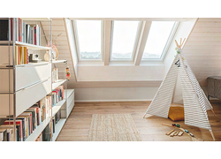 Lichtgeflutetes Kinderzimmer mit drei Designo Heat i8 Comfort-Dachfenster