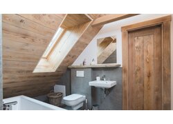 Designo R6 Holz Schwingfenster Badezimmer