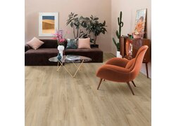Helles Wohnzimmer mit beigem Holzboden, brauner Couch und orangefarbenem Sessel.