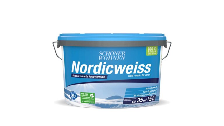15-Liter-Eimer von "Schöner Wohnen Nordicweiss" in einem blauen Behälter. Die Farbe ist weiß und matt, speziell für Innenräume konzipiert, bietet hohe Deckkraft und Ergiebigkeit, und deckt ca. 35 m² ab.