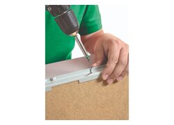 Anwendungsbeispiel SPAX Kohlenstoffstahlschraube beim Verschrauben einer Schublade