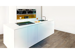 BE SAFE, Küche mit weißer Inseltheke