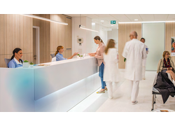 BE SAFE, Arztpraxis mit Menschen an der Rezeption