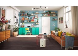 Loftartiger Raum mit industriellen Elementen.