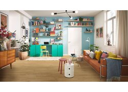 Schlafzimmer mit orangefarbenem Bett und Pflanzen.