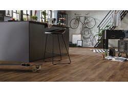 Moderne Küche mit schwarzen Möbeln und Dekor.