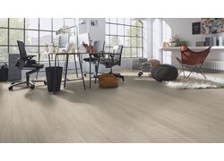 Büro mit Holzboden und modernen Möbeln.
