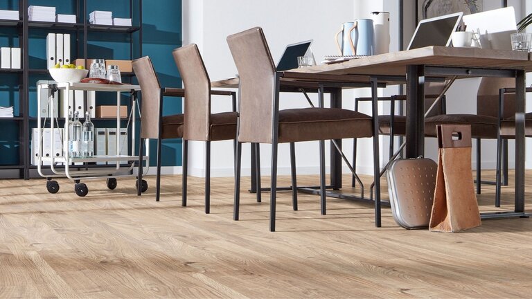 Büro mit großem Tisch und Stühlen.