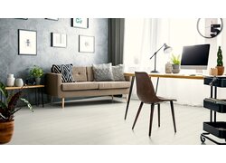 Heller Holzfußboden in modernem Arbeitszimmer