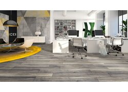 Graubrauner Holzfußboden in kreativem Büro