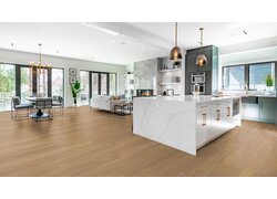 Küche mit luxuriösem weißen Marmorarbeitsbereich.