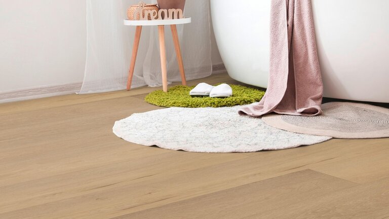 Helles und modernes Badezimmer mit Teppichen.