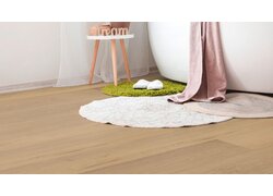 Helles und modernes Badezimmer mit Teppichen.