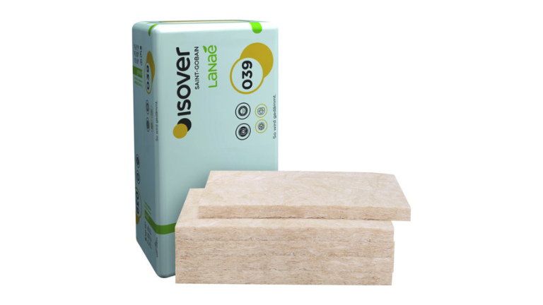 „ISOVER Akustic TP 1“, eine Dämmplatte aus Mineralwolle von Saint-Gobain ISOVER. Die Verpackung ist grün und weiß mit dem Namen „Lanaé“ und der Kennzeichnung „039“. Die Dämmplatten sind rechteckig, beige und zur Schall- und Wärmedämmung im Bauwesen geeignet.  | © Saint-Gobain Isover G + H AG
