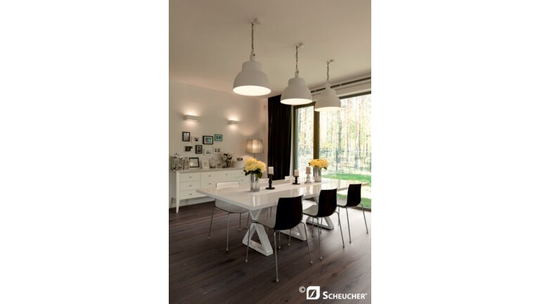 Modernes Esszimmer mit dunklem Parkettboden der Marke Scheucher.
