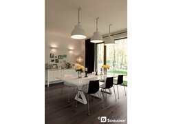 Modernes Esszimmer mit dunklem Parkettboden der Marke Scheucher.
